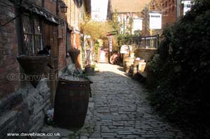 What the courtyard with cobbled stones in Stratford Upon Avon looks like inside
